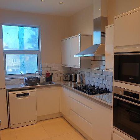 London Luxury Spacious 2 Bedroom Apartment 4 Mins From Ilford Stn. Free Parking ภายนอก รูปภาพ