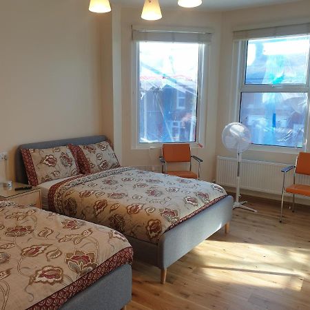 London Luxury Spacious 2 Bedroom Apartment 4 Mins From Ilford Stn. Free Parking ภายนอก รูปภาพ