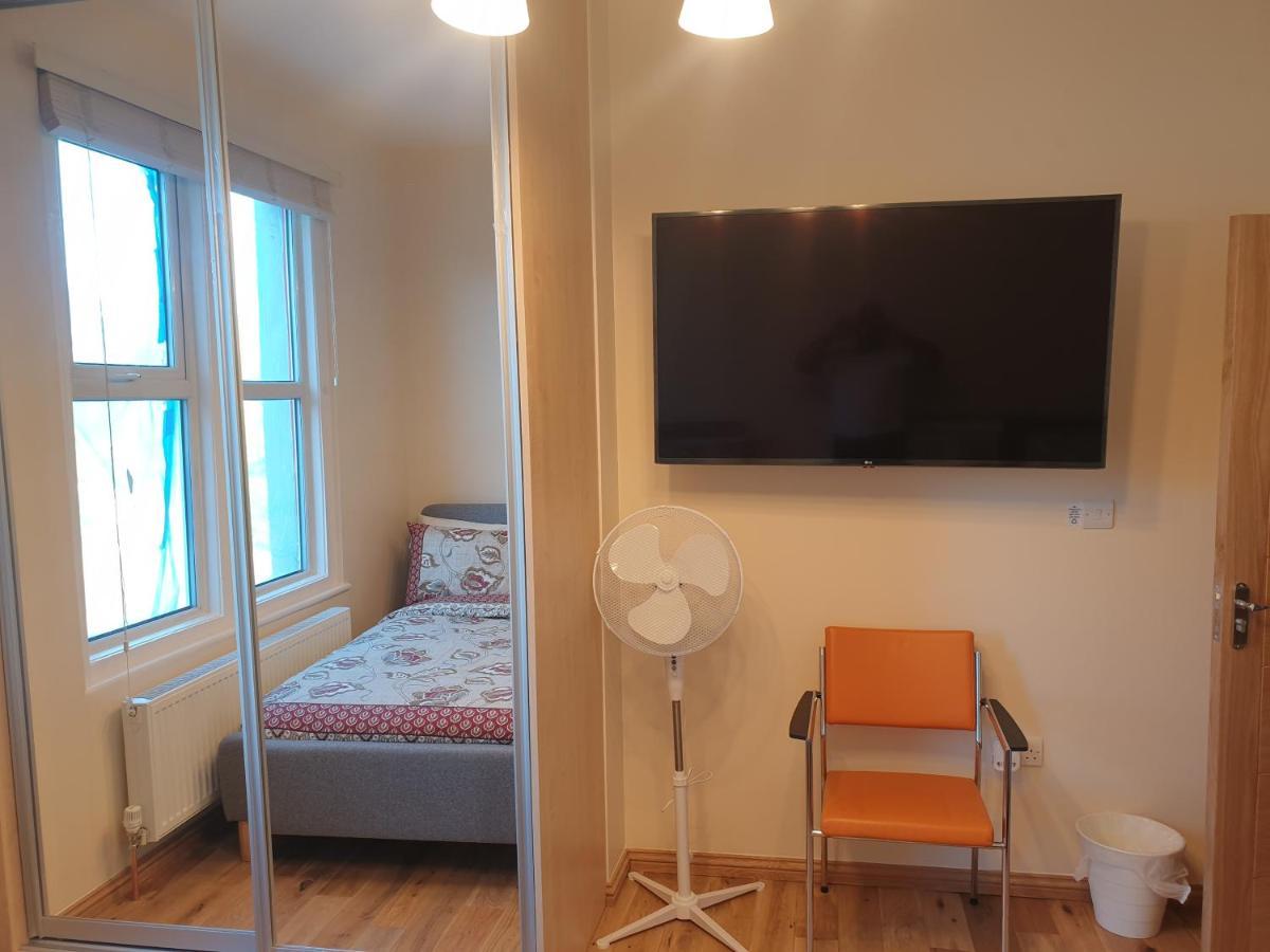London Luxury Spacious 2 Bedroom Apartment 4 Mins From Ilford Stn. Free Parking ภายนอก รูปภาพ