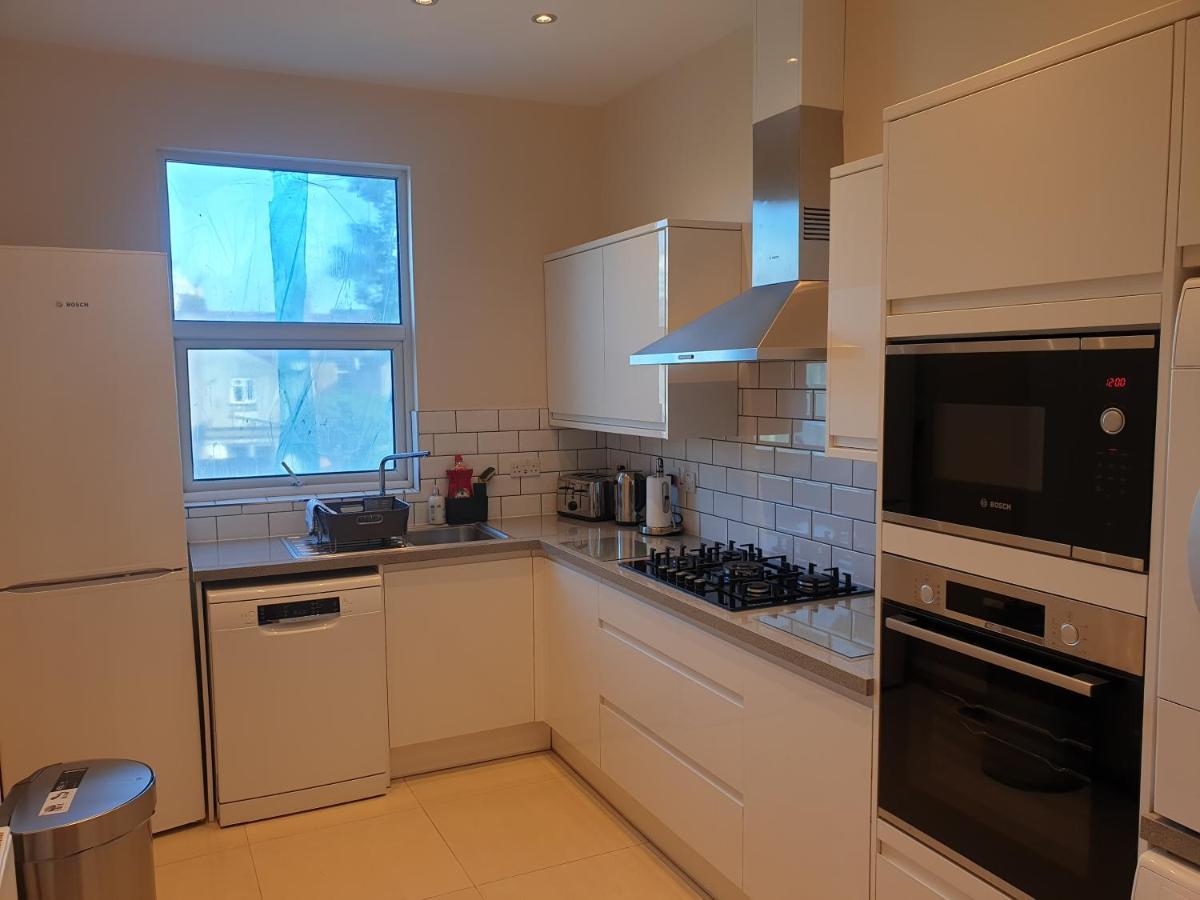 London Luxury Spacious 2 Bedroom Apartment 4 Mins From Ilford Stn. Free Parking ภายนอก รูปภาพ