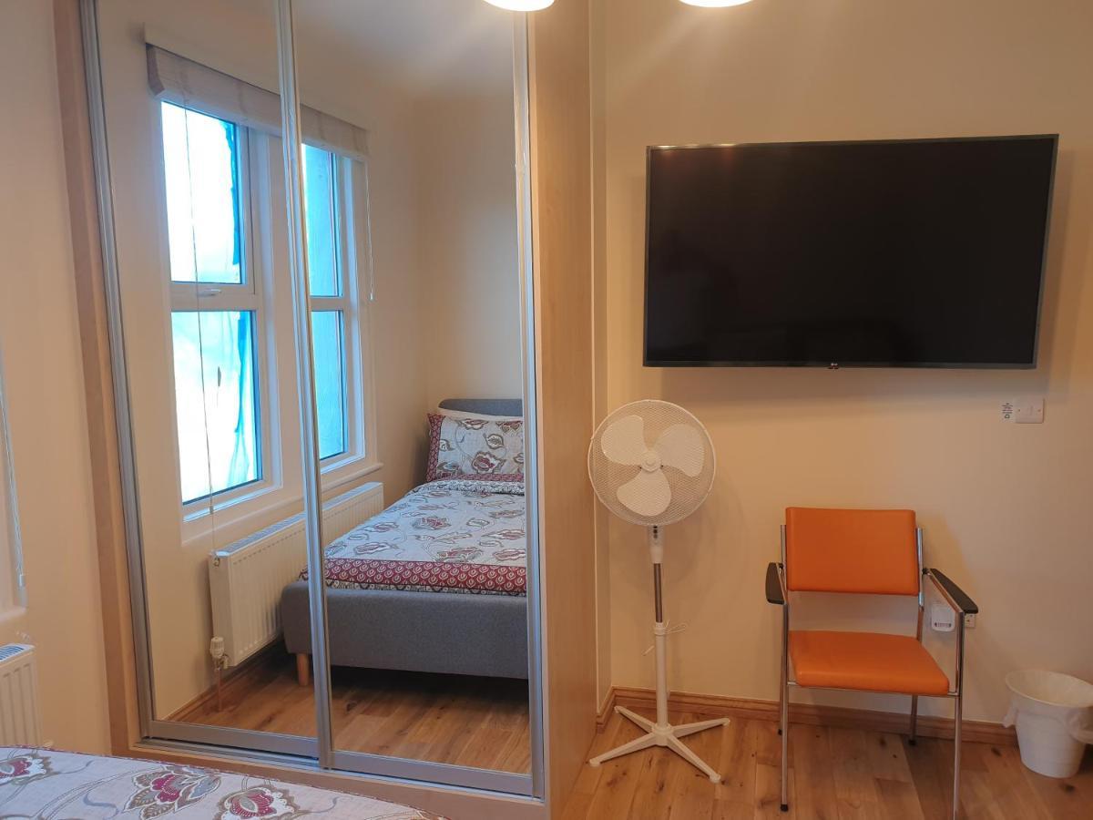 London Luxury Spacious 2 Bedroom Apartment 4 Mins From Ilford Stn. Free Parking ภายนอก รูปภาพ