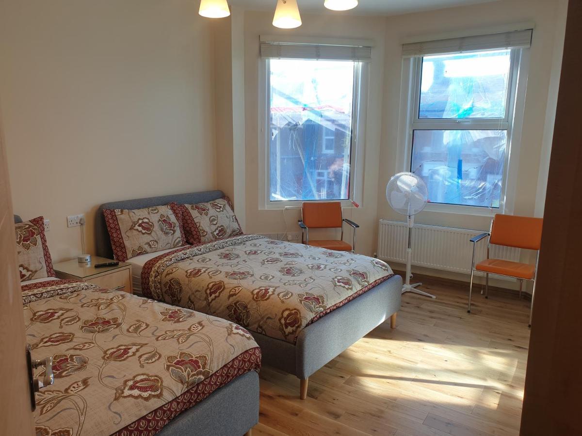 London Luxury Spacious 2 Bedroom Apartment 4 Mins From Ilford Stn. Free Parking ภายนอก รูปภาพ