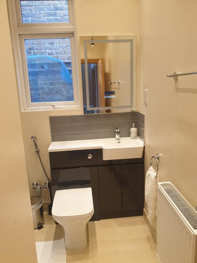 London Luxury Spacious 2 Bedroom Apartment 4 Mins From Ilford Stn. Free Parking ภายนอก รูปภาพ