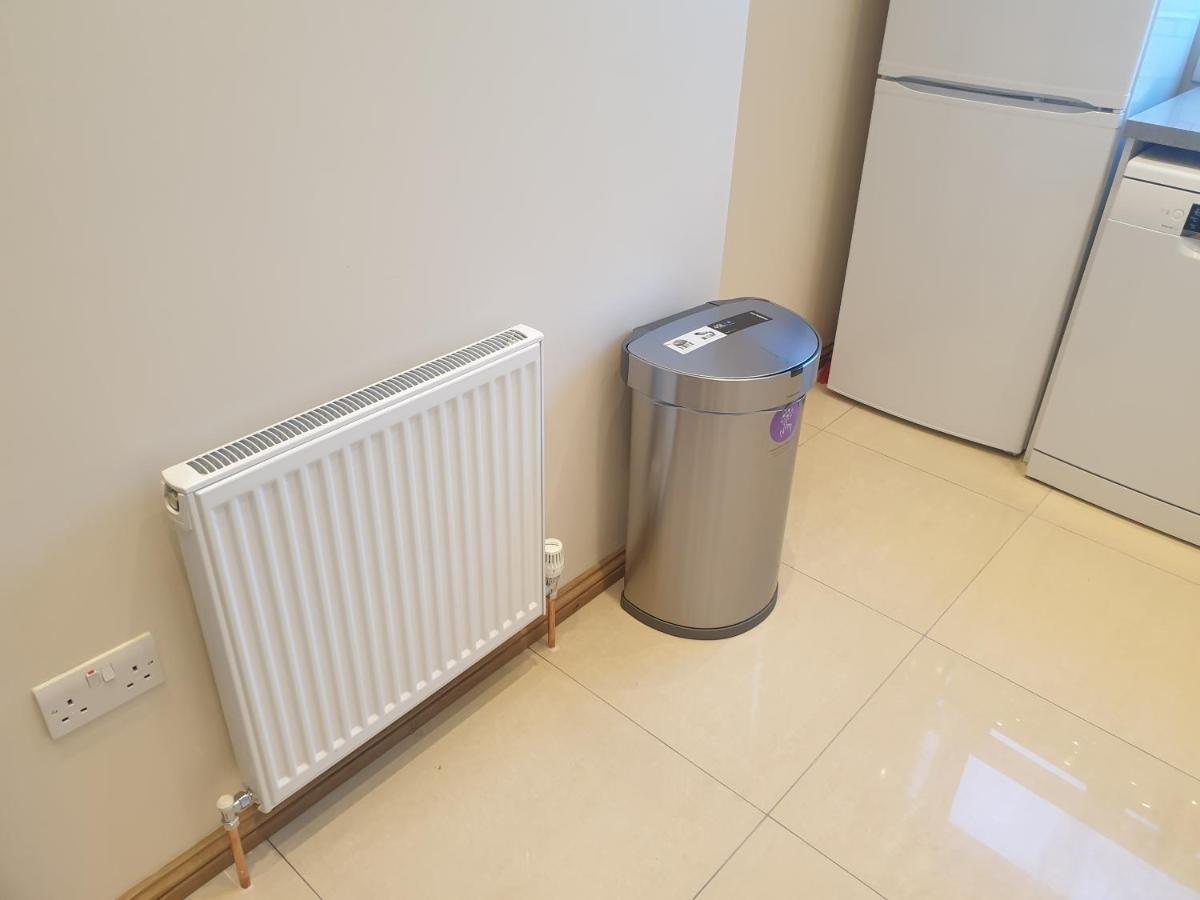London Luxury Spacious 2 Bedroom Apartment 4 Mins From Ilford Stn. Free Parking ภายนอก รูปภาพ