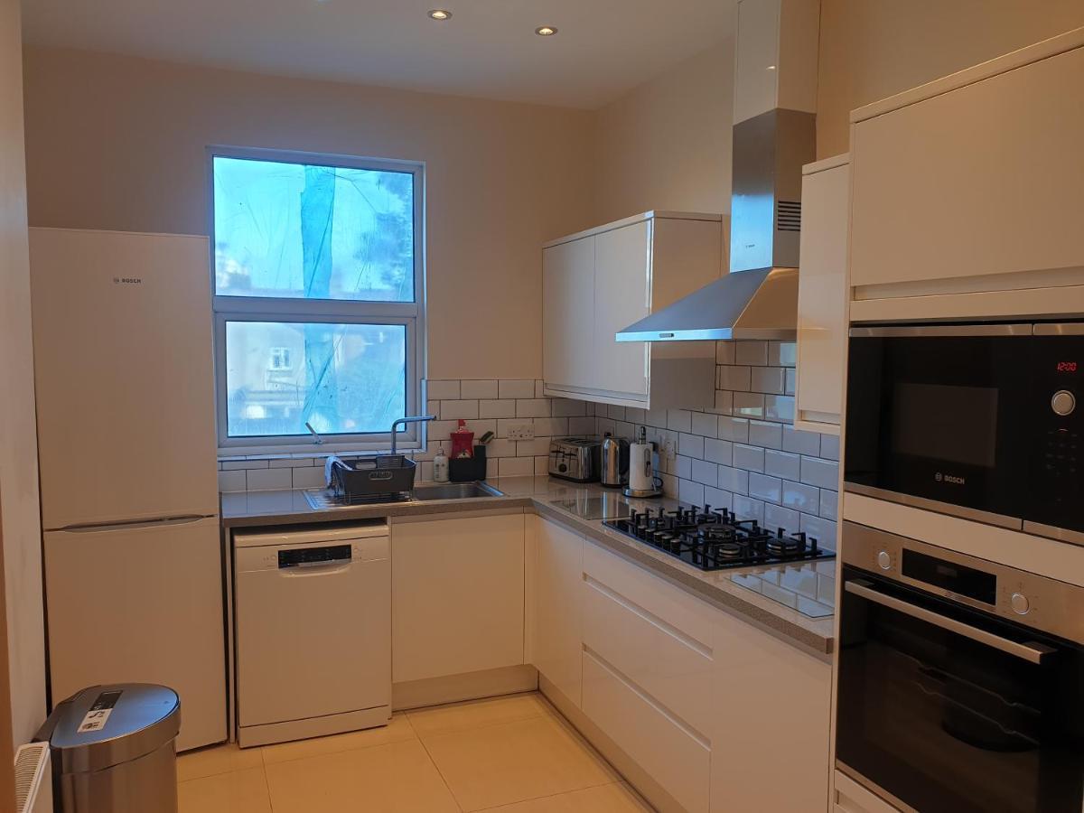 London Luxury Spacious 2 Bedroom Apartment 4 Mins From Ilford Stn. Free Parking ภายนอก รูปภาพ