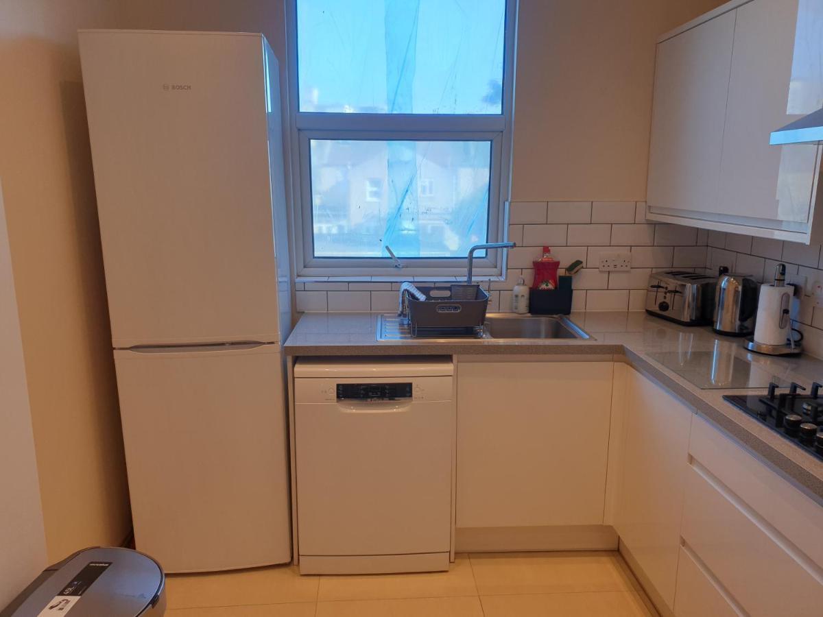 London Luxury Spacious 2 Bedroom Apartment 4 Mins From Ilford Stn. Free Parking ภายนอก รูปภาพ